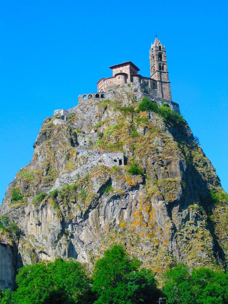 Nhà nguyện Thánh Michel nằm ở xã Aiguilhe, rất gần với xã Le Puy en Velay thuộc tỉnh Haute – Loire trong vùng Auvergne thuộc miền nam nước Pháp. Nhà nguyện được xây dựng trong thế kỷ 10, trên đỉnh của một miệng núi lửa hình kim cao 85 m trên mực nước biển, với 268 bậc thang lên xuống được khắc vào trong đá. 