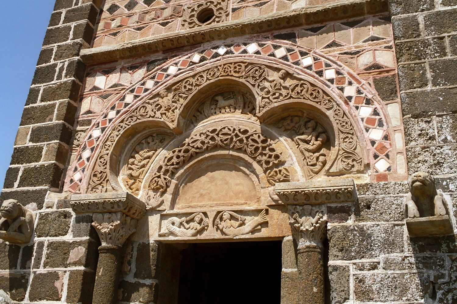 Phong cách kiến trúc nhà nguyện ảnh hưởng của Tây Ban Nha, là một nơi tôn nghiêm với hai chỗ tụng niệm nhỏ, đơn giản và những bức bích họa, tất cả vẫn còn được nhìn thấy ngày nay. 