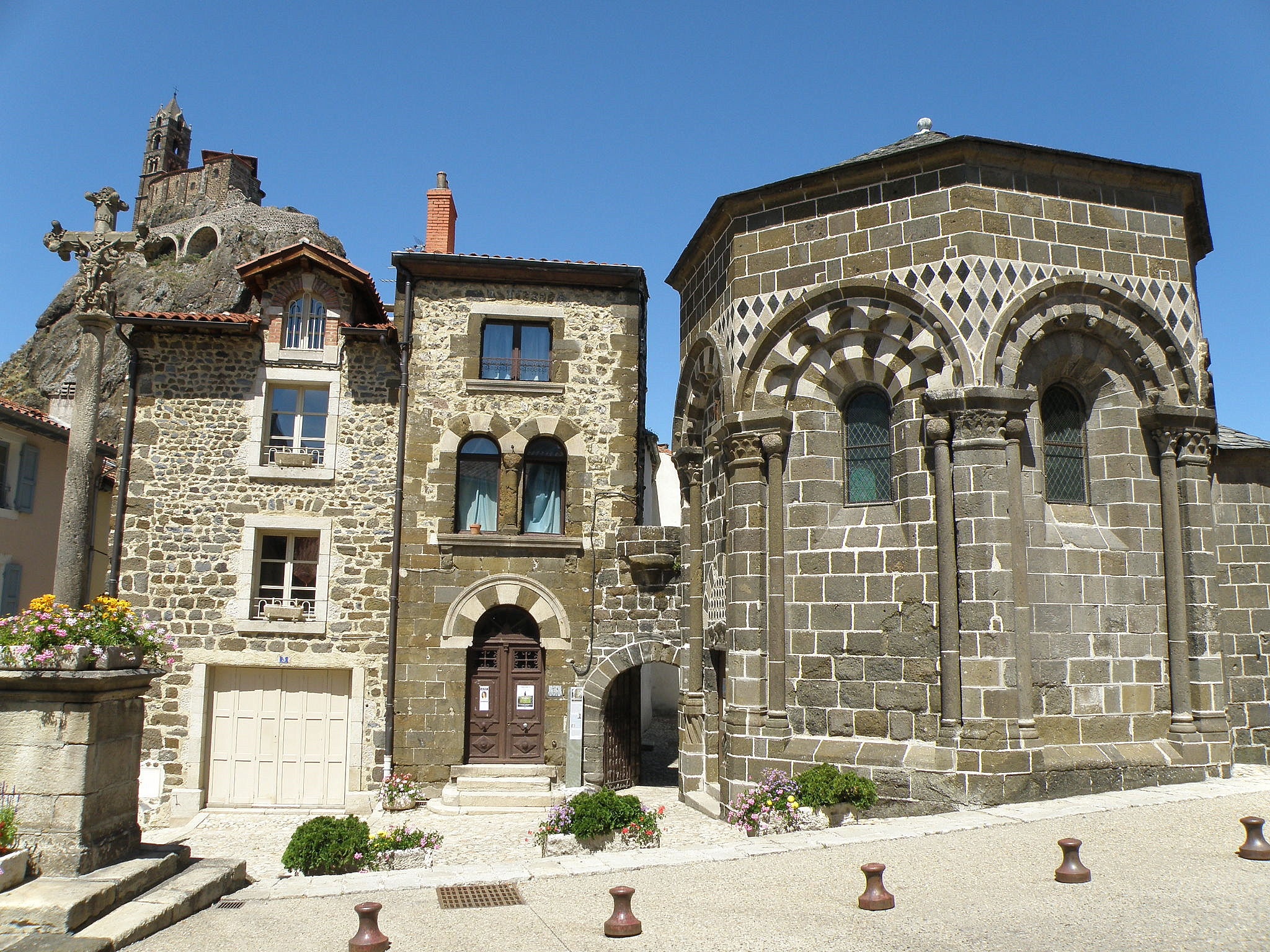 Le Puy  en Velay là điểm khởi đầu cho một trong những trục đường chính đến khu đô thị Santiago de Compostela, địa điểm hành hương nổi tiếng chỉ đứng sau Rome và Jerusalem, dành riêng cho Thánh James. 