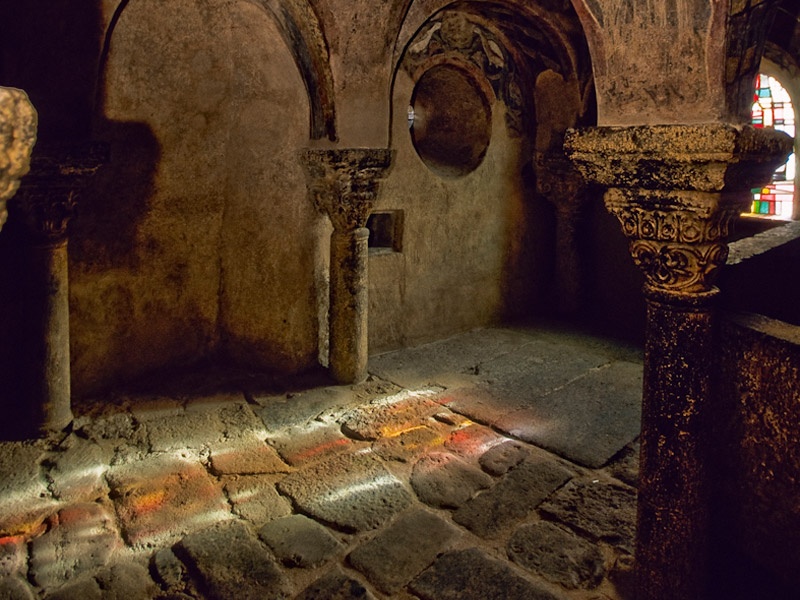 Trong thế kỷ 12, nhà thờ đã được mở rộng đáng kể, để phù hợp với số lượng du khách ngày càng tăng lên. Kết quả là những gì chúng ta thấy ngày hôm nay, mặc dù tháp chuông nổi tiếng đã bị phá hủy trong năm 1275 và không xây dựng lại cho đến thế kỷ 19.