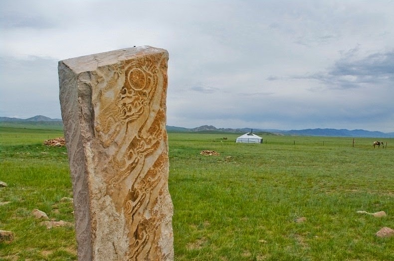 Tuần lộc và mặt trời là một sự liên tưởng rất phổ biến của pháp sư ở Siberia. Hình xăm trên những chiến binh được chôn cất chứa hình xăm của tuần lộc có đặc điểm là đôi gạc trang trí cùng với những chiếc đầu chim nho nhỏ.