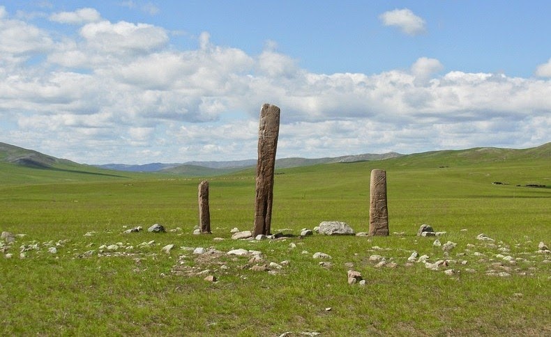 Những tính năng độc đáo của phiến đá được cho là tượng đài được người du mục ở  thời đại đồ đồng dựng lên, khoảng 3.000 năm trước.