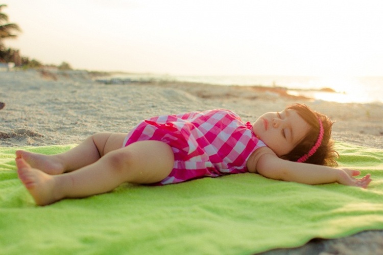 Đã diện đồ kẻ ca rô hợp mốt thì ngại gì không thảnh thơi tắm nắng.