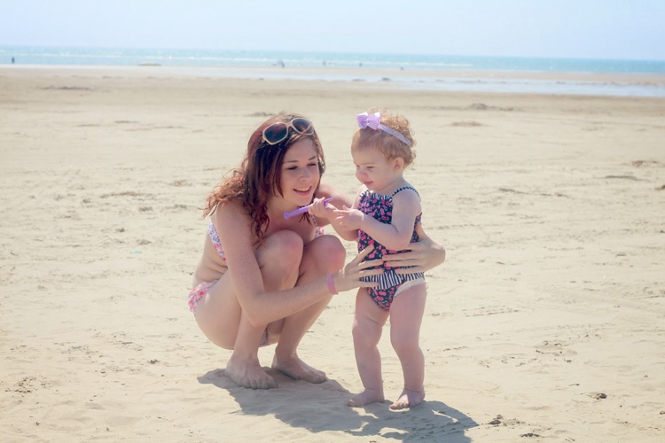 Nhiều bé gái còn được mẹ làm điệu với áo tắm liền mảnh và chiếc nơ thật duyên.