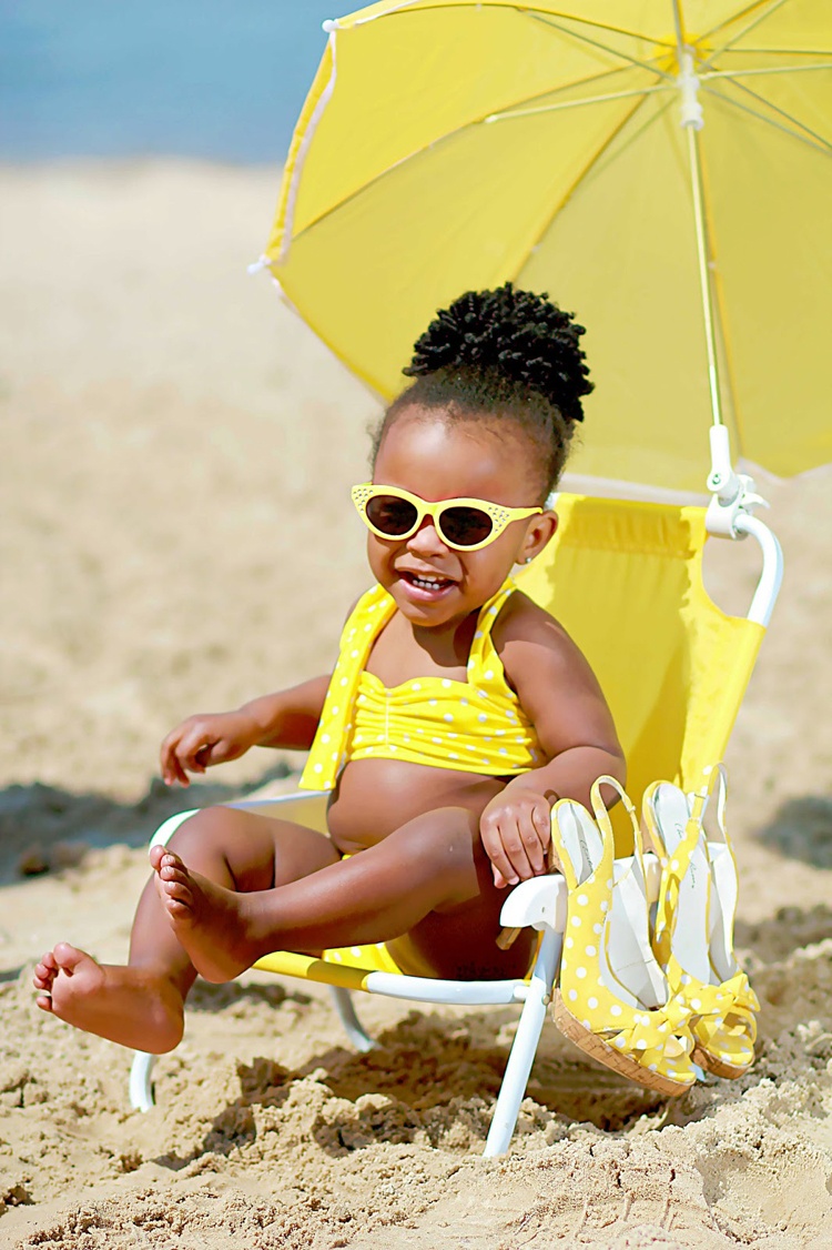 Hoặc trông cực kì sành điệu với nguyên cây monochrome vàng rực rỡ.