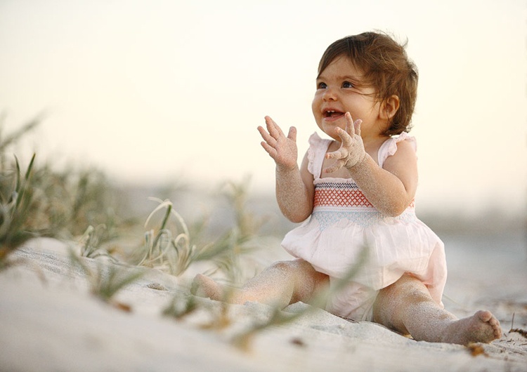 Váy trắng vốn rất thích hợp để hòa cùng nắng vàng, cát trắng và biển xanh.