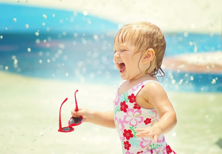 Họa tiết floral giúp nét đẹp hồn nhiên, trong trẻo của các bé thêm tỏa sáng.