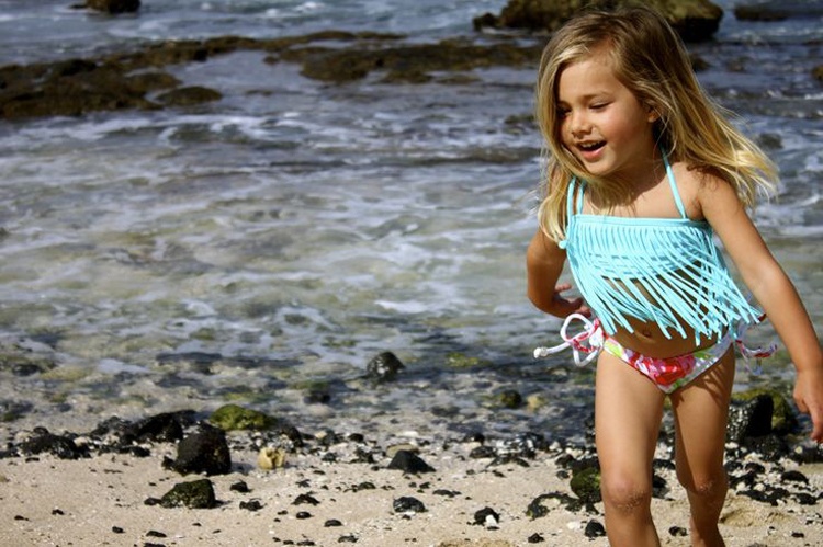 Bikini tua rua biến bé con trở thành những cô nhóc đáng yêu.