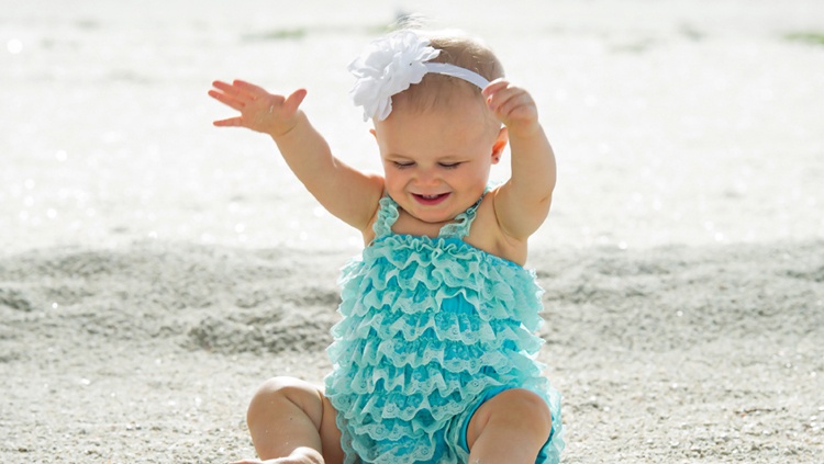 Diện nguyên “cây” bèo nhún như thế này, các bé khiến ai cũng phải trầm trồ vì vẻ đẹp búp bê, vừa bụ bẫm vừa ngọt như kẹo của mình.