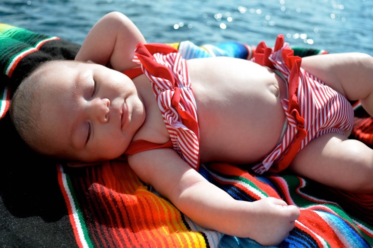 Cô nhóc này lại rất sành điệu với bikini kẻ sọc rất thời trang.