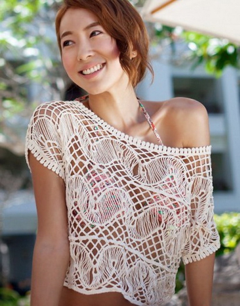 Quyến rũ hơn, hãy tận dụng những khoảng kín hở từ crochet  khi kết hợp với áo cánh, áo ngực bên trong và áo len phía ngoài.