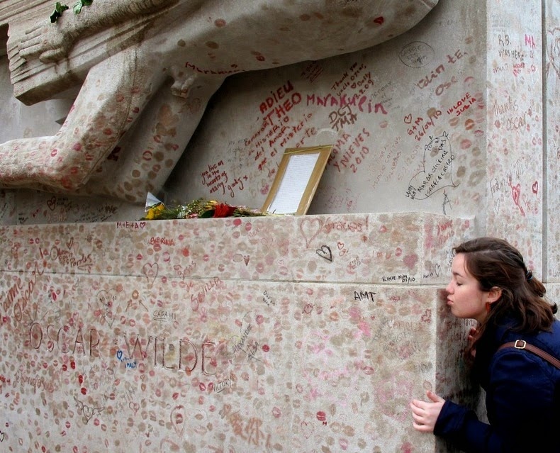 Phạt tiền 9000 euro (12,000 đô la) được áp dụng đối với bất cứ ai đặt nụ lên mộ hay làm tổn hại đến di tích lịch sử, nhưng điều nay không có tác dụng. Vì thật khó để bắt người trong hành động đặt nụ hôn in vết son trên mộ và hầu hết thủ phạm là những du khách đã viếng thăm nơi này trước đó, nên cảnh sát không thể truy tìm để phạt. 