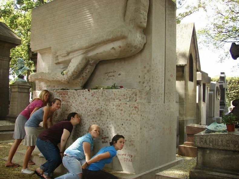 Thông qua người bạn học Robert Ross mà Helen Carew người đã biết Wilde trong thời kỳ hoàng kim, đã nặc danh cung cấp 2000 bảng Anh cho nhà điêu khắc trẻ Jacob Epstein để xây dựng tượng đài cho Wide.