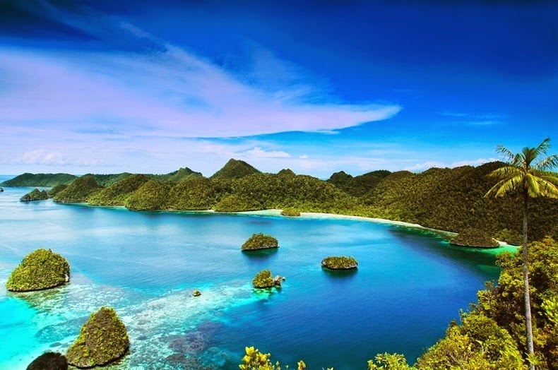 Raja Ampat hay còn được gọi là bốn ông vua, là một quần đảo gồm hơn 1.500 hòn đảo nhỏ, cồn cát và bãi cát ngầm ở đầu phía tây bắc của bán đảo Đầu Chim trên đảo New Guinea, ngoài khơi bờ biển phía đông bắc của tỉnh Tây Papua thuộc Indonesia. Bốn hòn đảo chính của quần đảo là Misool, Salawati, Batanta, Waigeo và các đảo nhỏ hơn của Kofiau.