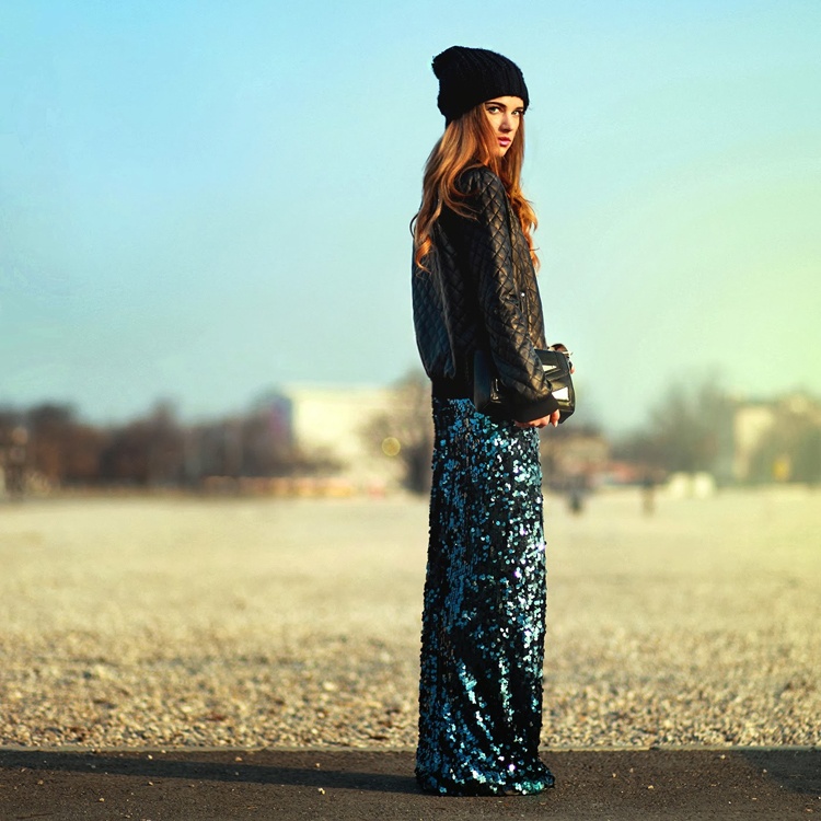 Hoặc phối khéo léo giữa chân váy maxi saquin lấp lánh với áo khoác da cá tính cùng tông màu tối nhằm giúp cơ thể thon gọn hơn mà trông vẫn cực kỳ phong cách. 