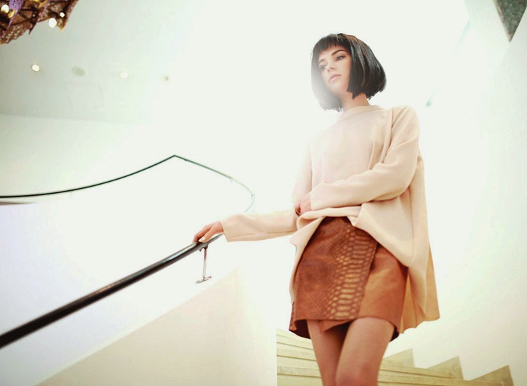 Dù bé hạt tiêu, bạn cũng đừng ngại thử qua những kiểu áo hoặc áo khoác over size độc đáo như Juliett K.