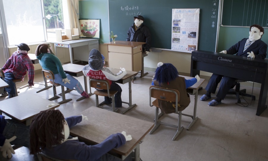 Trong ngôi trường cũ đã đóng cửa cách đây hai năm, chỉ có hai học sinh và một giáo viên. Bây giờ, nghệ sĩ đã làm ra nhiều học sinh, giáo viên và hiệu trưởng. Nghệ sĩ cho biết, cô không thích làm những con búp bê kỳ lạ, nhưng có lẽ là do khung cảnh nơi búp bê được đặt vào khiến cho nó trở nên đáng sợ.