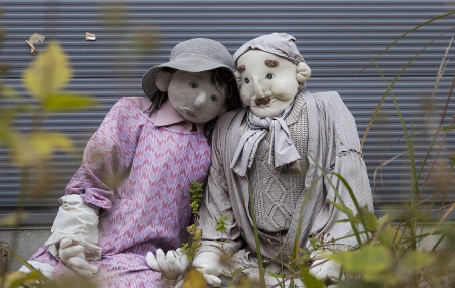 Fritz Schumann đã khám phá thế giới búp bê của nghệ sĩ Ayano một cách chi tiết, kiểm tra, giải thích kỹ thuật và động cơ mà thúc giục nghệ sĩ làm ra những con búp bê. 