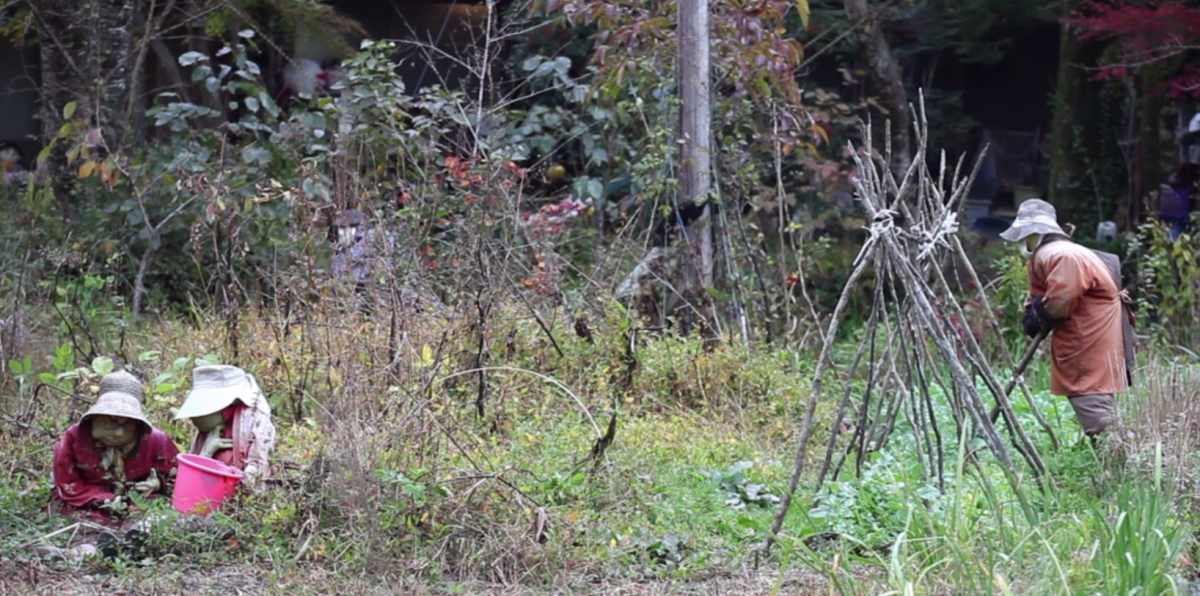 Những con búp bê có thể được nhìn thấy rải rác ở trong làng, trên ghế, trên đường, bên phía ngoài ngôi trường học bị bỏ hoang. 