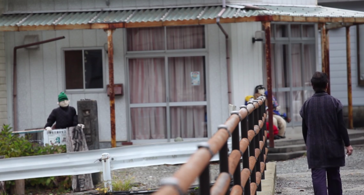 Nagoro là một ngôi làng hẻo lánh, nằm sâu trong thung lũng của đảo Shikoku. Nó đã từng là một trung tâm nhộn nhịp với một con đập, một công ty lớn và hàng trăm người dân sinh sống ở đó. Nhưng chỉ một thời gian sau đó, những người trẻ tuổi quyết định từ bỏ ngôi làng vĩnh viễn để chuyển đến các thành phố lớn sinh sống và tìm kiếm việc làm tốt hơn nên ngôi làng chỉ còn lại những người già. 