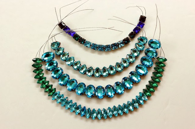 Tiếp đó, lần lượt dùng dây đồng nối các hạt crystal còn lại giống với ảnh minh họa.