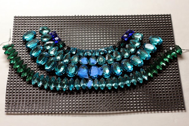 Sau khi đã hoàn tất, từng bước một buộc các sợi dây đá crystal vào tấm lưới nhựa theo thứ tự như hình trên.