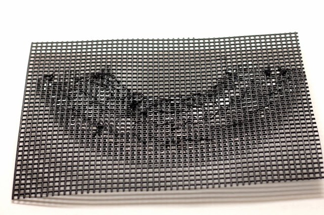 Lật mặt sau của tấm nhựa và cắt các sợi dây đồng còn thừa. Nếu muốn bỏ qua bước này, đơn giản nhất là bạn dùng keo E600 đính trực tiếp các viên crystal vào tấm lưới nhựa thay vì luồn vào dây đồng như các bước trên. Tuy nhiên, cách dùng keo sẽ làm các hạt crystal dễ bong tróc sau 1 thời gian sử dụng.