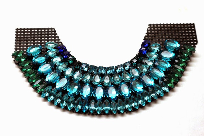 Dùng kéo khéo léo cắt miếng nhựa theo hình dáng vừa tạo thành của mặt dây chuyền.