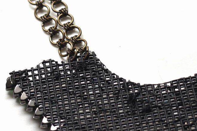 Dùng keo dán trực tiếp miếng nhựa vào sợi dây chuyền, hoặc dùng kềm nối những móc xích của sợi dây chuyền vào miếng nhựa.