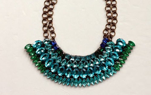 Kheo tay che tao vong co an tuong bang da crystal hinh anh