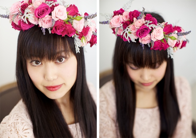  Những vòng hoa hồng đáng yêu như thế này không chỉ thích hợp để bạn pose hình giữa thiên nhiên mùa hè rực rỡ, mà còn là loại trang sức thú vị giúp tăng thêm vẻ yêu kiều, trẻ trung cho những cô dâu mới trong những bức hình cưới chụp ngoại cảnh.