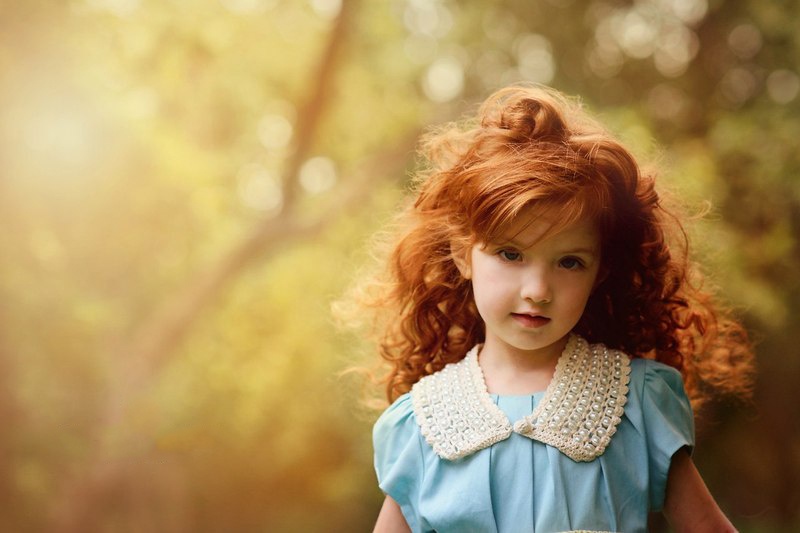 Cho đến hồn nhiên, nhí nhảnh với mái tóc xù xõa tung, áo đầm xòe rộng đúng với lứa tuổi trẻ con lên 6.