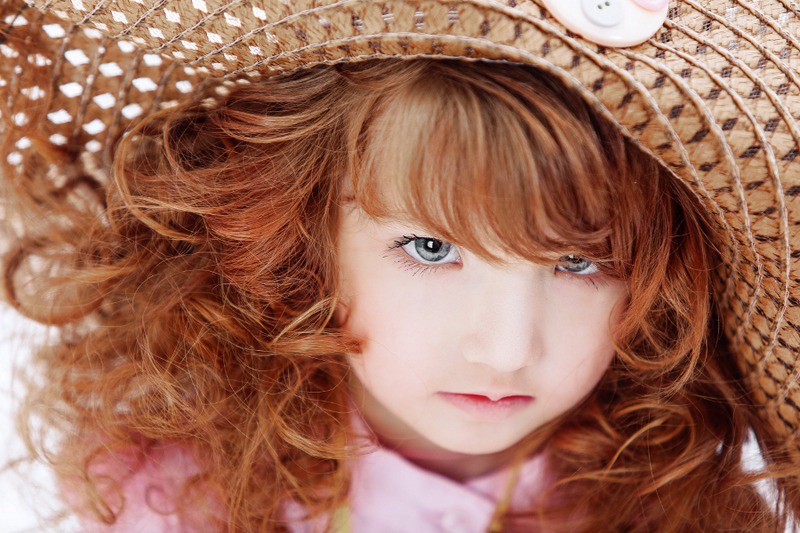 Mái tóc uốn lọn xoăn điệu đà không khác gì một tiểu thư xinh đẹp.