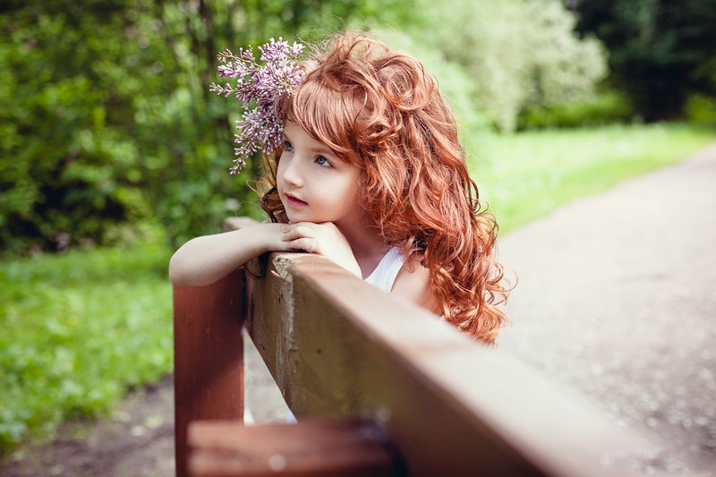 Và có khi còn được mẹ làm duyên cho nhiều kiểu hoa cài tóc rất xinh.