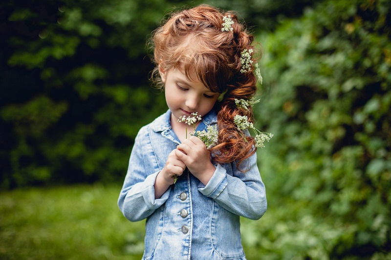 Với tóc bím lạ mắt cài thêm hoa trắng, Alice trông như 1 cô bé búp bê khiến người lớn phải yêu chiều.