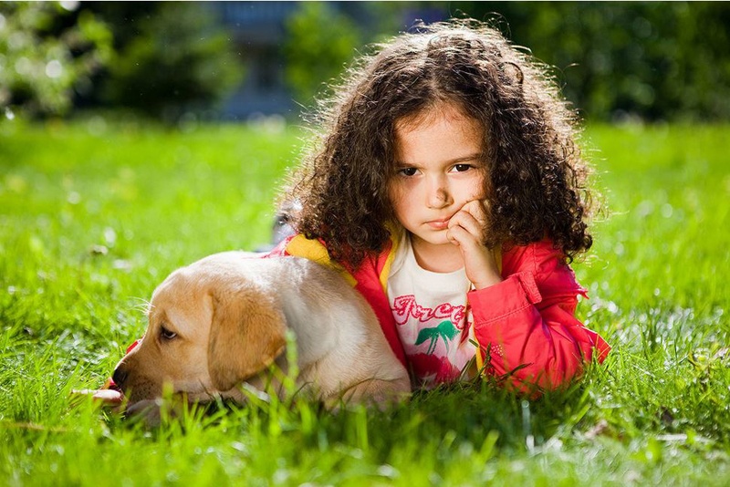 Nhiếp ảnh gia xinh đẹp còn rất thông minh trong việc tận dụng đủ loại phụ kiện chụp ảnh rất thích hợp cho lứa tuổi trong veo, ngây thơ của các mẫu nhí.