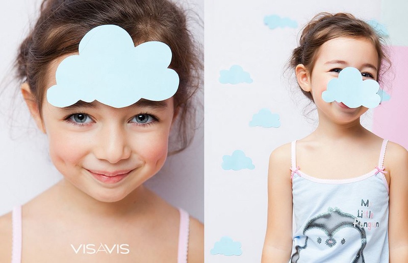 Đồng hồ báo thức, đám mây bằng bìa cứng ngộ nghĩnh giúp bức ảnh thời trang thêm cuốn hút và có hồn.