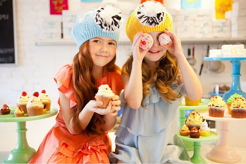 Những chiếc bánh cup cake nhiều màu sắc biến bức ảnh và mẫu nhí trở nên ngọt ngào hơn.