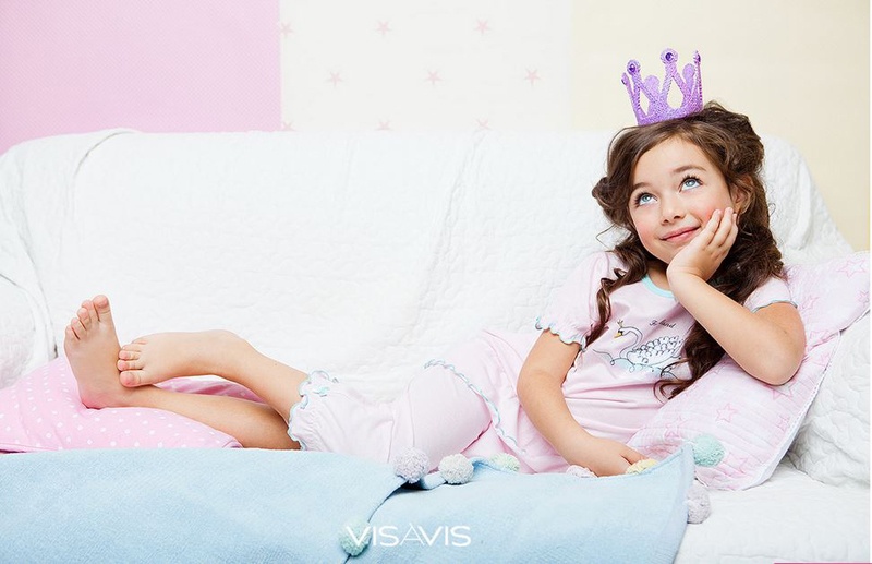 Ấn tượng dễ thấy nhất trong những bức ảnh của Vika Pobeda là nét đẹp tươi vui, trong veo và đầy ấp tiếng cười của các mẫu nhí.