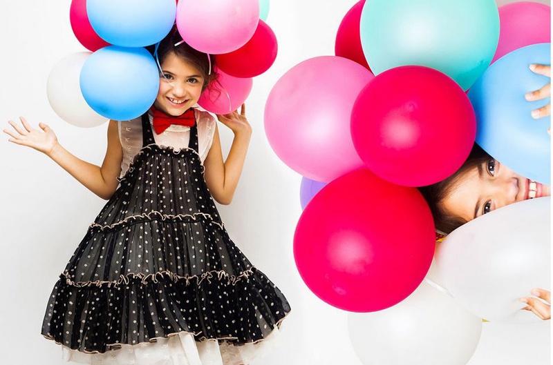 Trong bất cứ khung cảnh nào, các bé cũng được Vika bày cho đủ mọi trò vui để tha hồ cười nắc nẻ.