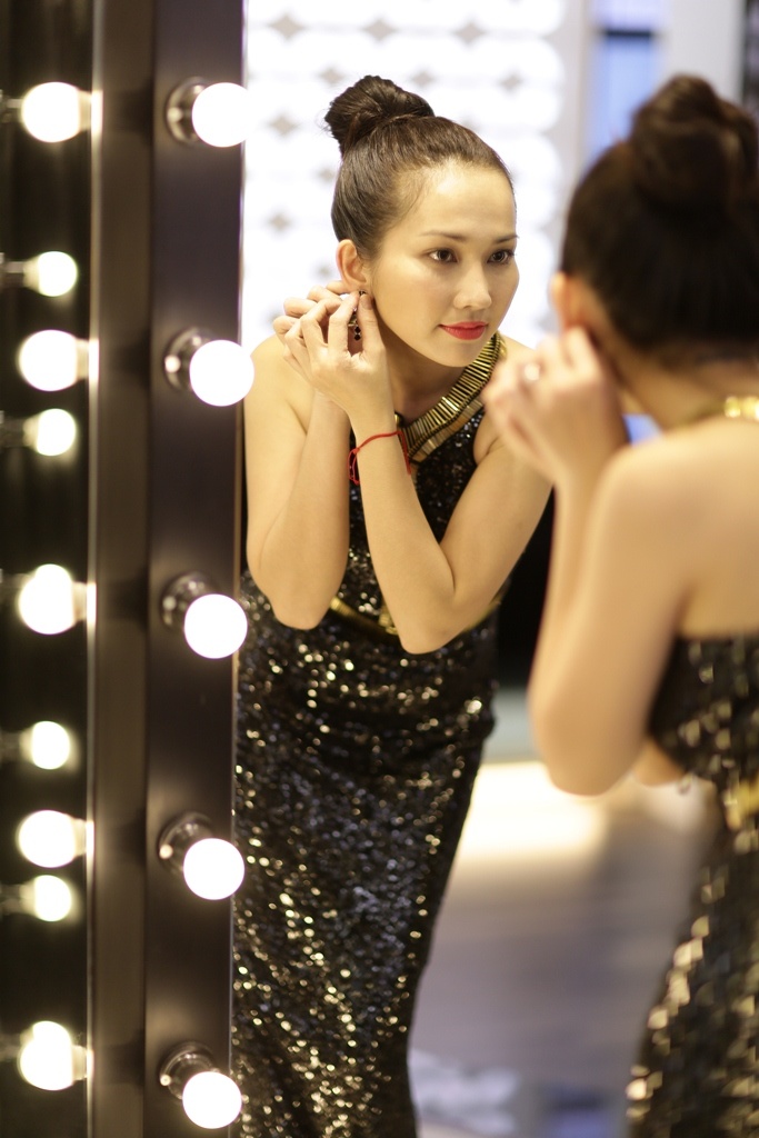 Kim Hien - Kim Tuyen xung xinh thu vay ao du tham do Cannes hinh anh