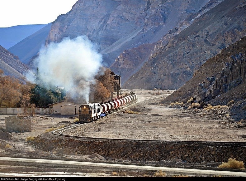 Một con tàu chở axit sunfuric rời khỏi Montandon, dưới chân núi có độ dốc 3,9%. 