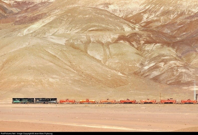 Từ đỉnh cao đầy màu sắc của dãy núi Andes, hai tàu chở đồng EMD GR12  và FERRONOR sớm di chuyển đến xưởng luyện kim ở Potrerillos, với màu đen đặc trưng và hoàn hảo của chúng dường như là một hình xâm trên bức tường của núi.