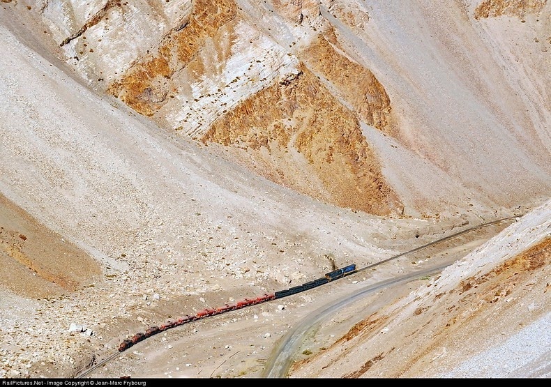 Lộ trình do tập đoàn khai thác khoáng sản đồng ở Andes bắt tay xây dựng vào năm 1916, được xem là nơi kết nối giữa mỏ đồng của thị trấn Potrerillos và nhà máy luyện kim Pueblo Hundido (hiện nay được gọi là Diego de Almagro), nơi tuyến đường được kết nối với hệ thống đường sắt nhà nước tiếp tục chạy tới thị trấn Chanaral.