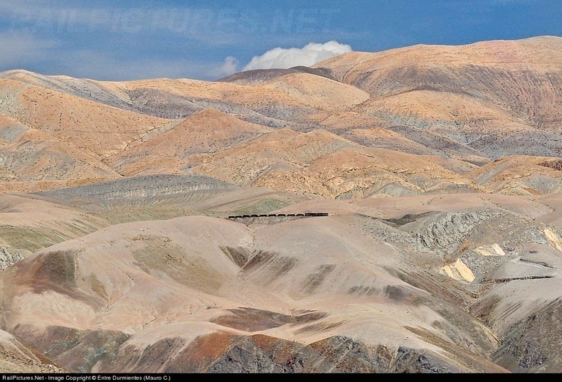 Từ đỉnh cao đầy màu sắc của dãy núi Andes, hai tàu chở đồng EMD GR12  và FERRONOR sớm di chuyển đến xưởng luyện kim ở Potrerillos, với màu đen đặc trưng và hoàn hảo của chúng dường như là một hình xâm trên bức tường của núi.
