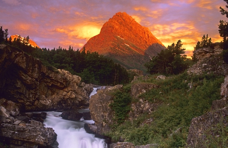 Núi  Grinnell – Mỹ  1-1 Nằm ở trung tâm công viên quốc gia Glacier, thuộc tiểu bang Montana, bên cạnh hồ Swiftcurrent, ngọn núi có hình dáng ấn tượng này được đặt theo tên của nhà nhân chủng học nổi tiếng người Mỹ: George Bird Grinnell.