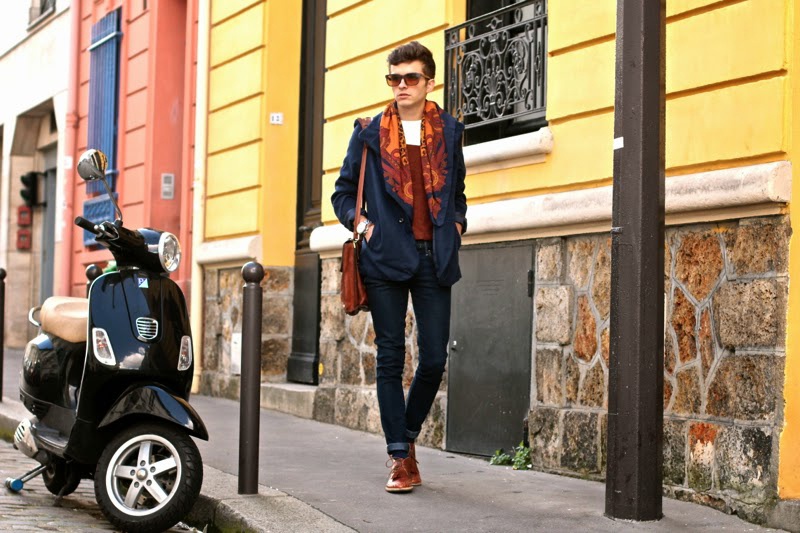  Bạn vẫn có thể cuốn hút  bằng phong cách nam tính cùng khăn choàng màu sắc, kết hợp với áo khoác cùng tông màu, nhưng nhớ chỉ 1 đến 2 màu nóng, chói trên 1 set đồ thôi nhé.