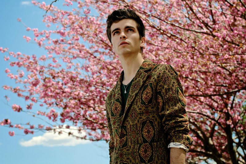 Những kiểu hoa văn cổ điển, không quá to và có gam màu trầm giúp chiếc áo jacket của anh chàng thật độc đáo dù vẫn không kém phần thanh lịch.