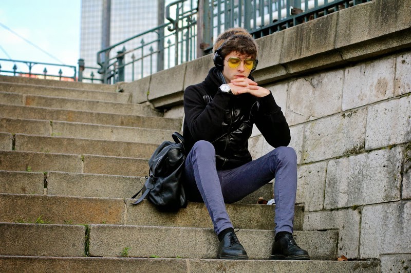 Anh chàng fashionista nổi tiếng Paris còn biết cách tôn thêm vẻ đẹp nam tính của mình bằng cách loại phụ kiện như nhẫn, dây chuyền có thiết kế mạnh mẽ, phong cách, hay các loại kính mát màu sắc lạ lẵm, hợp thời trang.