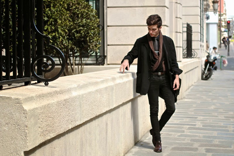 Nếu bị hạn chế về chiều cao như Matthias C, bạn nên lưu ý chọn quần kaki, jeans vừa vặn, có chiều dài chỉ qua mắt cá chân một chút.